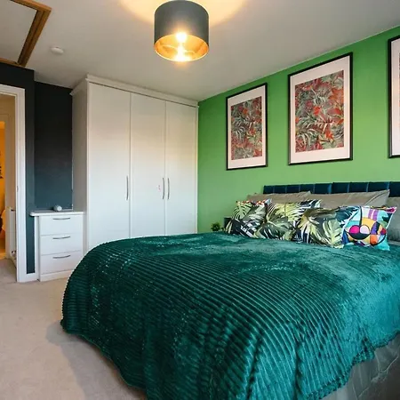 Spacious 4-Bed Home, 10 Beds, Contractor Friendly, Parking, Fast Wifi Nyaraló Bristol
