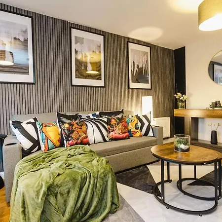 Spacious 4 Bedroom Home With 10 Beds Ideal For Groups And Professionals With Exclusive Offers בריסטול