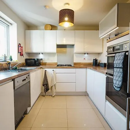 Spacious 4-Bed Home, 10 Beds, Contractor Friendly, Parking, Fast Wifi Nyaraló *