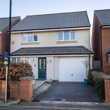 Spacious 4-Bed Home, 10 Beds, Contractor Friendly, Parking, Fast Wifi