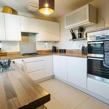 Spacious 4-Bed Home, 10 Beds, Contractor Friendly, Parking, Fast Wifi