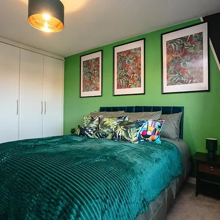 Spacious 4-Bed Home, 10 Beds, Contractor Friendly, Parking, Fast Wifi