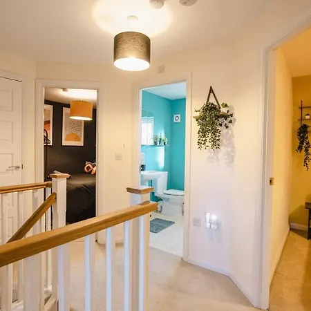 Spacious 4-Bed Home, 10 Beds, Contractor Friendly, Parking, Fast Wifi Nyaraló Bristol