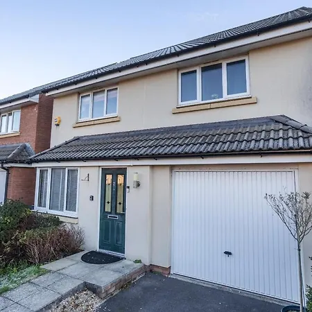 Nyaraló Spacious 4-Bed Home, 10 Beds, Contractor Friendly, Parking, Fast Wifi Bristol