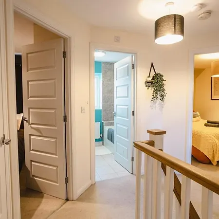 Spacious 4-Bed Home, 10 Beds, Contractor Friendly, Parking, Fast Wifi Bristol