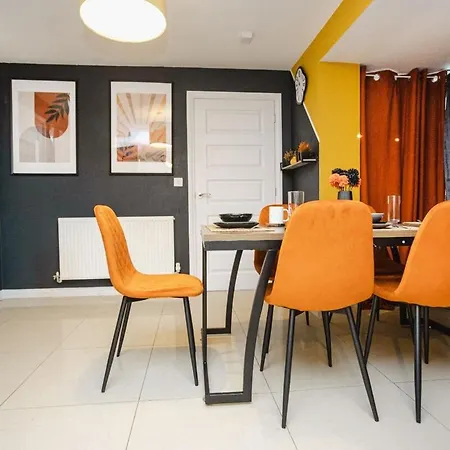 Spacious 4-Bed Home, 10 Beds, Contractor Friendly, Parking, Fast Wifi *