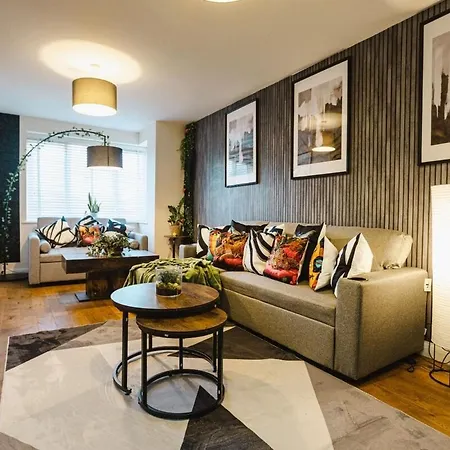 Spacious 4-Bed Home, 10 Beds, Contractor Friendly, Parking, Fast Wifi Nyaraló Bristol
