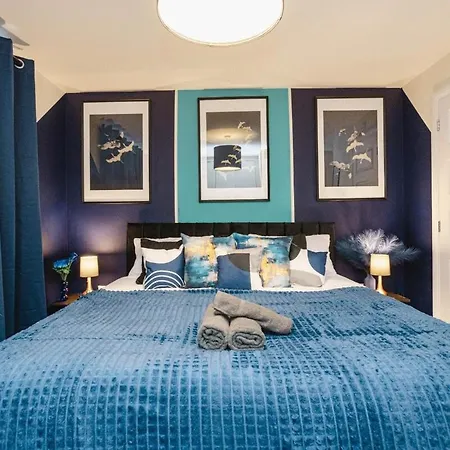 Nyaraló Spacious 4-Bed Home, 10 Beds, Contractor Friendly, Parking, Fast Wifi Bristol