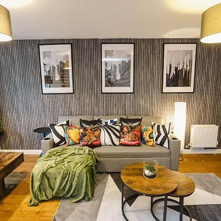 Spacious 4-Bed Home, 10 Beds, Contractor Friendly, Parking, Fast Wifi Nyaraló *
