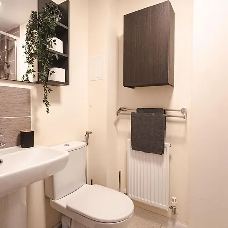 Spacious 4-Bed Home, 10 Beds, Contractor Friendly, Parking, Fast Wifi Nyaraló