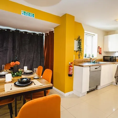 Nyaraló Spacious 4-Bed Home, 10 Beds, Contractor Friendly, Parking, Fast Wifi
