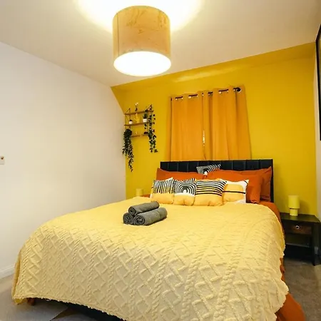 Spacious 4-Bed Home, 10 Beds, Contractor Friendly, Parking, Fast Wifi * Bristol