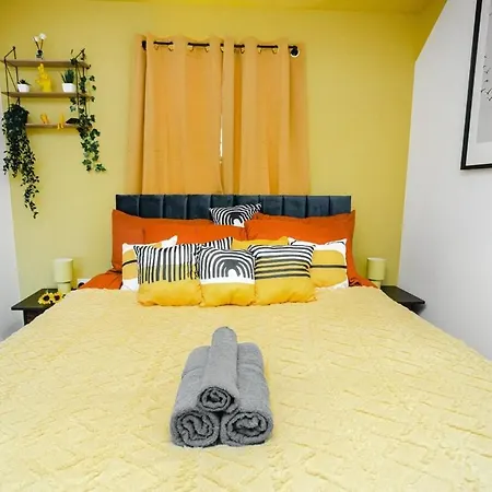 Spacious 4-Bed Home, 10 Beds, Contractor Friendly, Parking, Fast Wifi Nyaraló Bristol