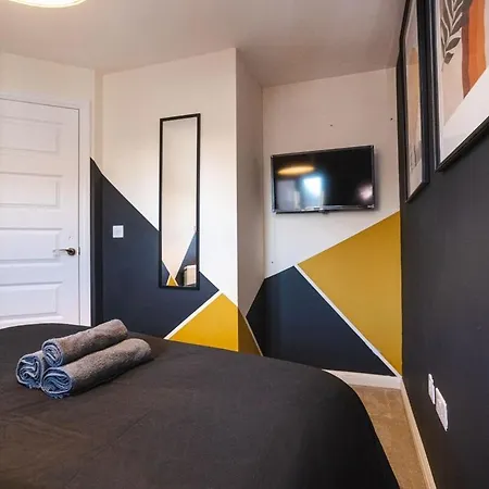 Spacious 4-Bed Home, 10 Beds, Contractor Friendly, Parking, Fast Wifi *