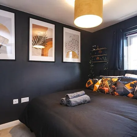Nyaraló Spacious 4-Bed Home, 10 Beds, Contractor Friendly, Parking, Fast Wifi *