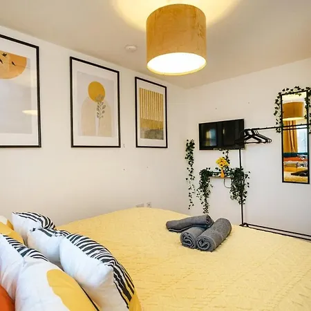 Spacious 4-Bed Home, 10 Beds, Contractor Friendly, Parking, Fast Wifi Bristol