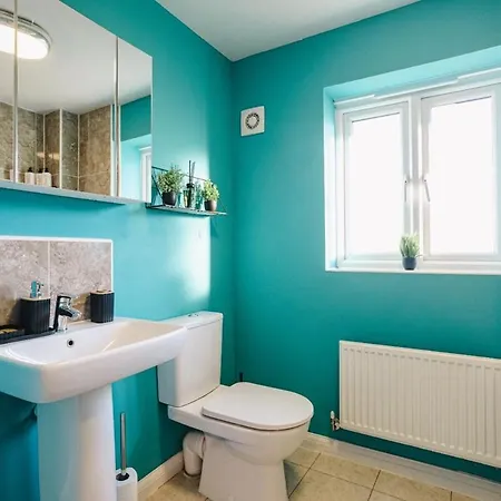 Spacious 4-Bed Home, 10 Beds, Contractor Friendly, Parking, Fast Wifi *