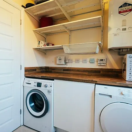 Spacious 4-Bed Home, 10 Beds, Contractor Friendly, Parking, Fast Wifi Bristol