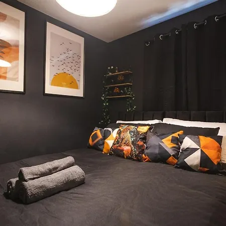 Nyaraló Spacious 4-Bed Home, 10 Beds, Contractor Friendly, Parking, Fast Wifi