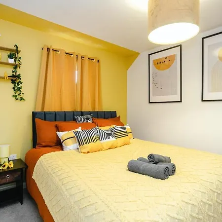 Nyaraló Spacious 4-Bed Home, 10 Beds, Contractor Friendly, Parking, Fast Wifi Bristol