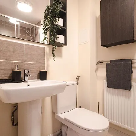 Nyaraló Spacious 4-Bed Home, 10 Beds, Contractor Friendly, Parking, Fast Wifi *