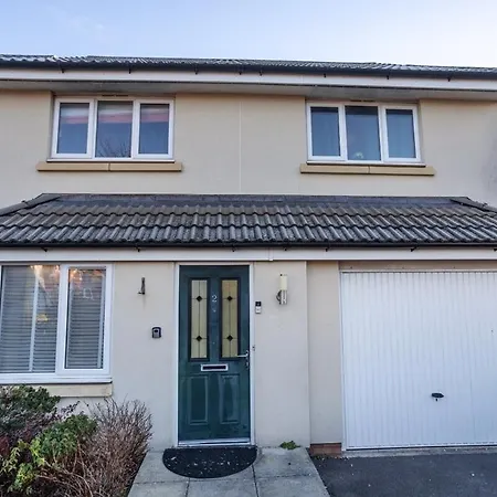 Spacious 4-Bed Home, 10 Beds, Contractor Friendly, Parking, Fast Wifi *