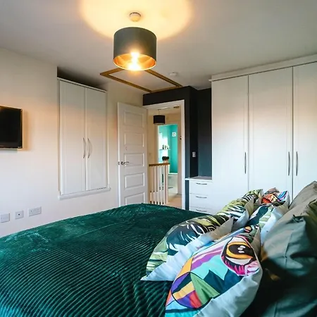 Spacious 4-Bed Home, 10 Beds, Contractor Friendly, Parking, Fast Wifi Nyaraló