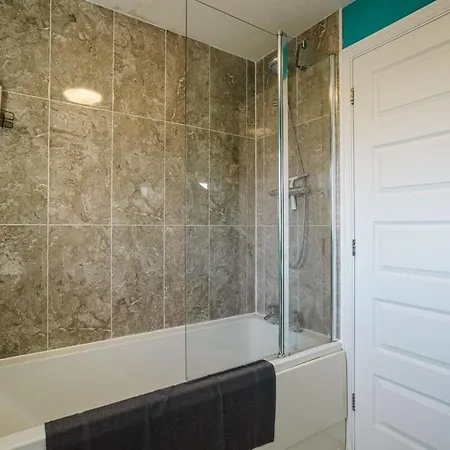 Spacious 4-Bed Home, 10 Beds, Contractor Friendly, Parking, Fast Wifi * Bristol