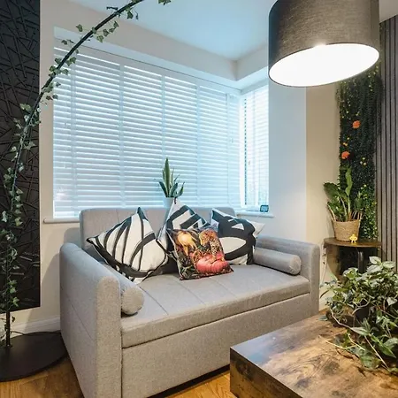 Spacious 4-Bed Home, 10 Beds, Contractor Friendly, Parking, Fast Wifi Nyaraló Bristol
