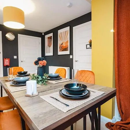 Spacious 4-Bed Home, 10 Beds, Contractor Friendly, Parking, Fast Wifi Nyaraló